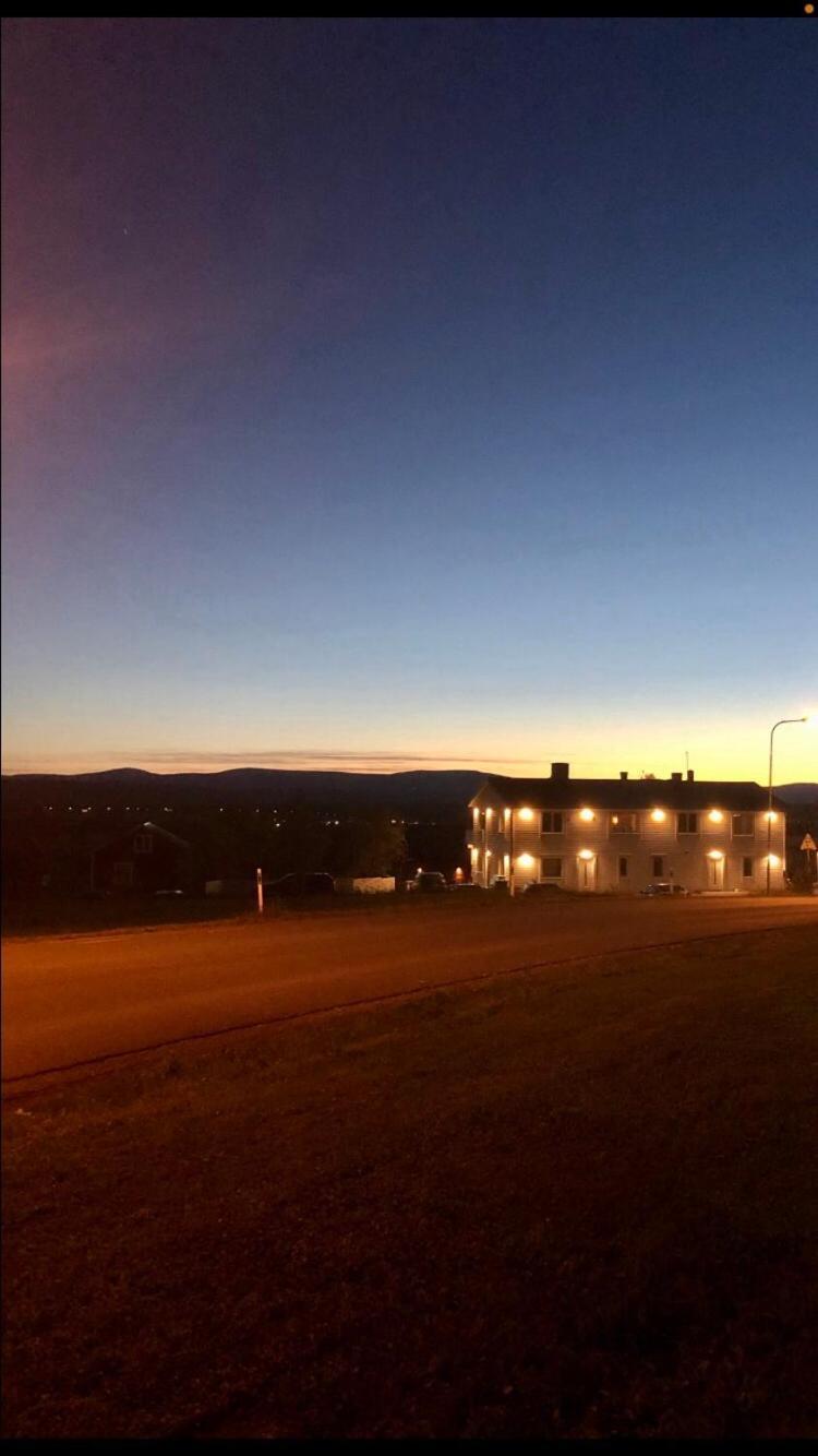 Jaettefin Laegenhet Mellan Staden Och Fjaellet Oviken Exterior foto